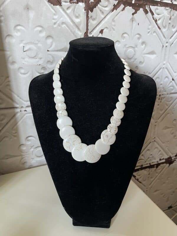 Halsband vita stenar